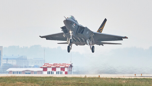 국산 초음속전투기 KF-21 시제2호기가 10일 최초 비행을 위해 이륙하고 있다. 방위사업청 제공