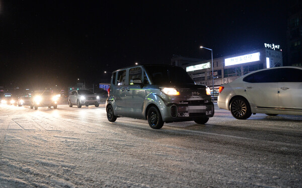 지난달 눈이 내린 도로를 차들이 지나가고 있는 모습. 사진=이슬기 기자