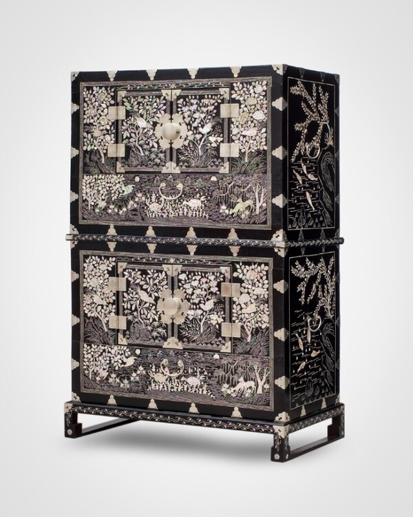 고종이 러시아 황제에게 보낸 선물의 하나로 러시아에서 처음 공개되는 조선 후기의 걸작 나전칠기 ‘흑칠나전이층농’(각단 56×81.5×42.5㎝, 전체 높이 127.1㎝). 국외소재문화재재단 제공