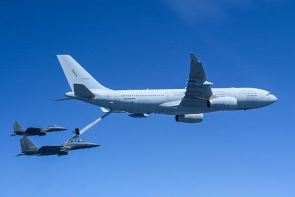 4월 12일 공군 다목적 공중급유수송기 KC-330 시그너스가 후미로 진입한 F-15K 전투기에 급유 붐을 길게 내려 공중급유를 시도하고 있다. '하늘의 주유소'로 불리는 시그너스는 C-130J와 비교할 때 항속거리가 긴 교민 이송 작전을 수행하기에 용이하다. 공군 제공