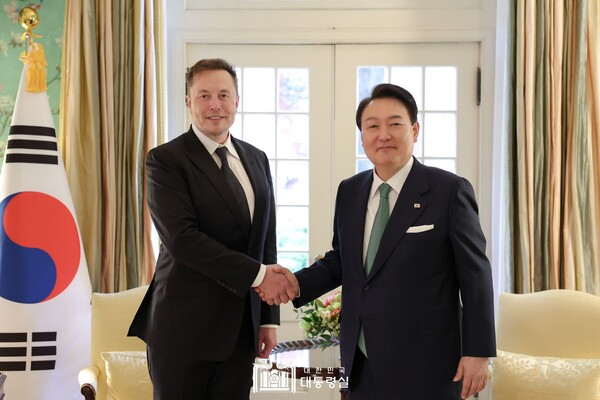 미국을 국빈 방문한 윤석열 대통령이 26일(현지시간) 워싱턴DC 백악관 인근 영빈관에서 일론 머스크 테슬라 최고경영자를 접견했다. 대통령실 제공