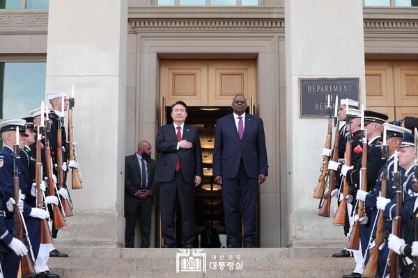 미국을 국빈 방문한 윤석열 대통령과 로이드 오스틴 미 국방부 장관이 27일(현지시간) 워싱턴DC 미 국방부(펜타곤)에서 의장대의 양국 국가 연주에 맞춰 국기에 경례하고 있다. 대통령실 제공