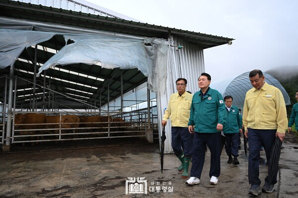 윤석열 대통령은 18일 집중호우 피해지역 현장점검(충남 공주, 충남 논산 지역)을 했다. 대통령실 홈페이지