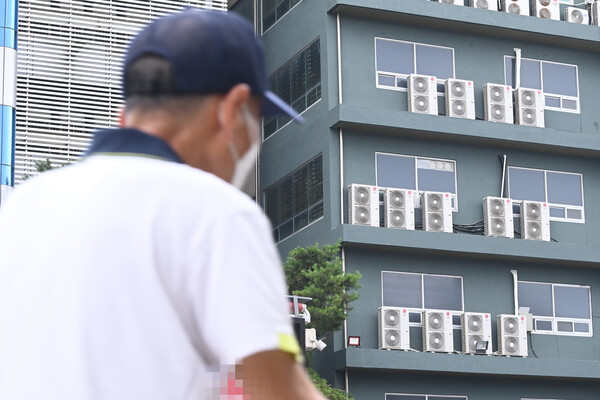 한반도를 강타한 폭염으로 서울 한 지역에서 에어컨 실외기가 쉼 없이 돌아가고 있다. 이성재 기자