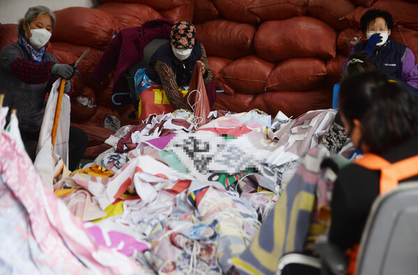 관계자들이 도시 경관을 해치는 불법 현수막을 정리하고 있다. 세종일보 DB