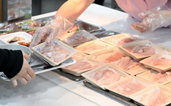 28일 용산 대통령실 청사에서 직원들이 우리 수산물 메뉴로 구성된 점심 식사를 하고 있다. 대통령실은 9월 이후에도 주 2회 이상 우리 수산물을 주 메뉴로 제공할 예정이라고 밝혔다. 대통령실 제공