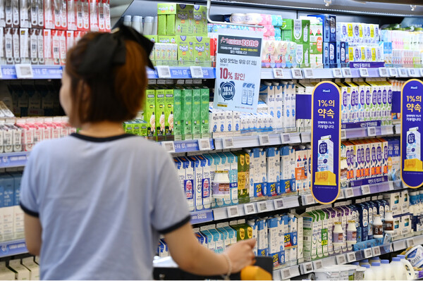 대형마트 우유 판매대에서 우유를 고르는 소비자의 모습. 이현정 기자