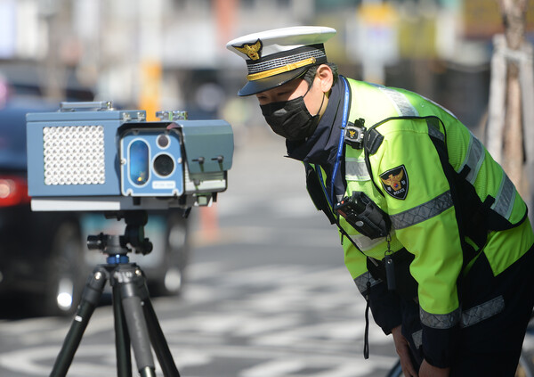 경찰이 어린이보호구역에서 집중단속을 하고 있다. 세종일보 DB