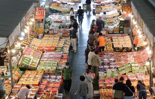추석 명절을 앞둔 18일 대전 유성구 노은동 농수산물도매시장 청과물동에 추석 제수 및 선물용 과일이 가득 쌓여있다. 배진우 기자
