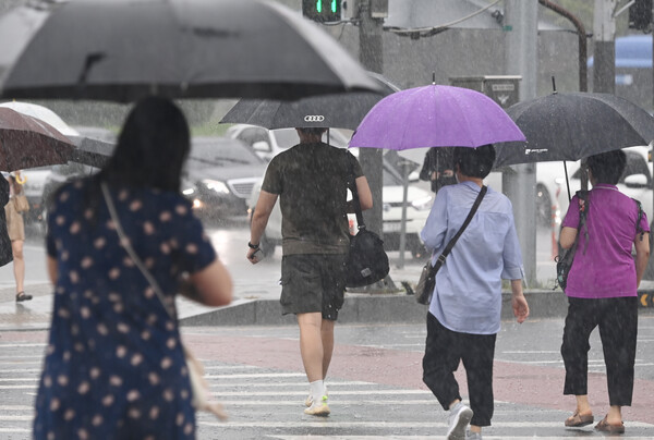 비가 내리는 20일 대전 서구 둔산동 큰마을네거리에서 우산을 쓴 시민들이 발걸음을 재촉하고 있다. 이현정 기자