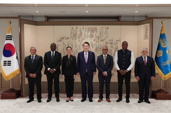 윤석열 대통령, 한·카리브 고위급 포럼 단체 접견 - 윤석열 대통령이 10일 서울 용산 대통령실 청사에서 한·카리브 고위급 포럼 참석자들과 기념 촬영을 하고 있다. 왼쪽부터 올란도 하벳 벨리즈 지속가능개발·기후변화·재난관리부 장관, 에벌리 폴 쳇 그린 앤티가바부다 외교·농업·통상·바부다담당부 장관, 카미나 존슨 스미스 자메이카 외교·통상부 장관, 윤 대통령, 알버트 람찬드 람딘 수리남 외교·국제비즈니스·국제협력부 장관, 앤디 윌리엄즈 그레나다 동원·이행·혁신부 장관, 로돌포 사봉해 카리브 국가연합 사무총장. 대통령실 제공