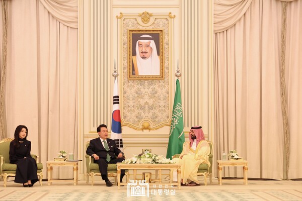 윤석열 대통령은 22일(현지 시각) 모하메드 빈 살만 빈 압둘아지즈 알 사우드 사우디아라비아 왕세자와 친교 환담을 가졌다. 대통령실 홈페이지 제공