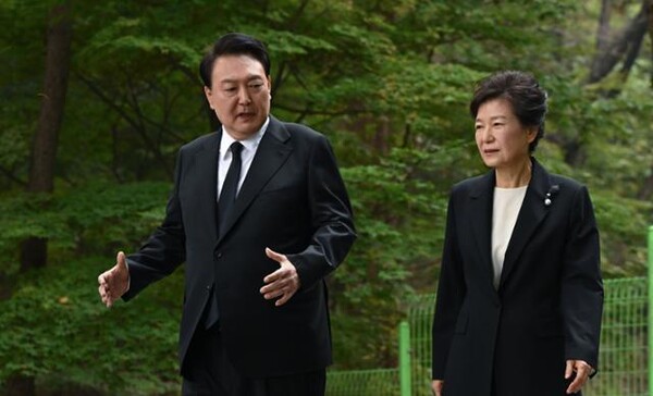 윤석열 대통령과 박근혜 전 대통령이 26일 서울 동작구 국립서울현충원 박정희 전 대통령 묘역에서 박 전 대통령 서거 제44주기 추도식 후 묘소 참배를 마치고 함께 걸으며 대화를 하고 있다. 대통령실 제공