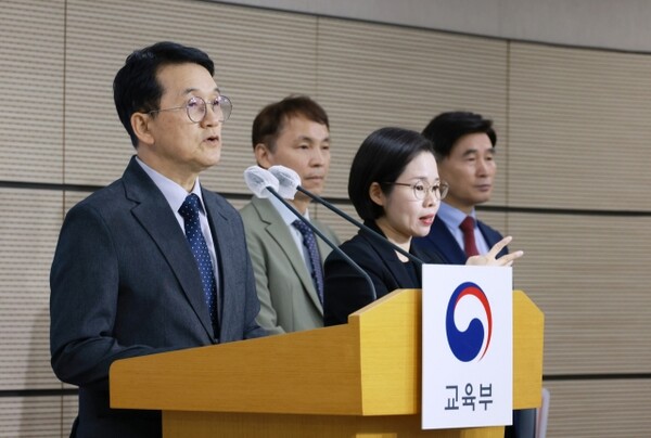 정문성 2024학년도 수능출제위원장이 16일 오전 세종정부청사에서 열린 출제방향 브리핑에 참석해 수능 출제 기조를 설명하고 있다. 교육부 제공