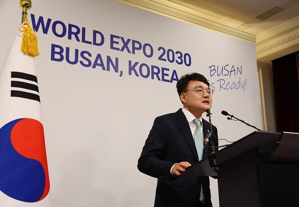 2030 부산 세계박람회 유치를 결정할 제173차 세계박람회 기구(BIE) 총회를 하루 앞둔 27일 (현지시간) 박성근 국무총리 비서실장이 프랑스 파리 르 그랑 인터콘티넨탈호텔에 마련된 프레스센터에서 한덕수 국무총리의 유치 지원 관련 일정을 설명하고 있다. 대한민국 정책브리핑 제공