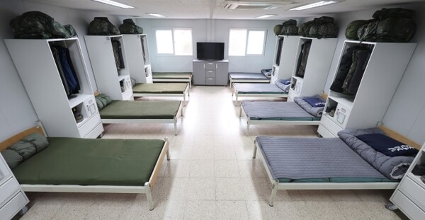 병사 생활관 침상에 깔린 모포·포단(왼쪽)과 상용이불(오른쪽). 국방부 제공