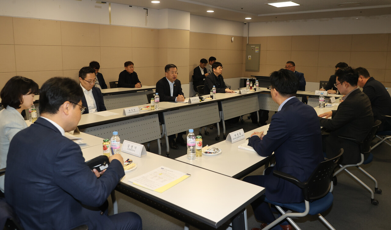 강경성 산업통상자원부 1차관이 25일 서울 영등포구 롯데마트맥스 영등포점에서 열린 유통현장 점검 및 유통업계 물가안정 관련 간담회에서 인사말을 하고 있다. 연합뉴스 제공