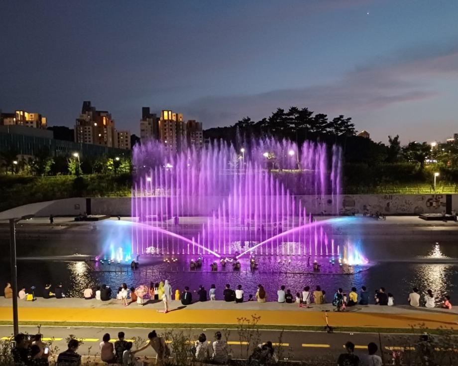 삼성천 음악분수 가동 모습 사진제공 = 세종시