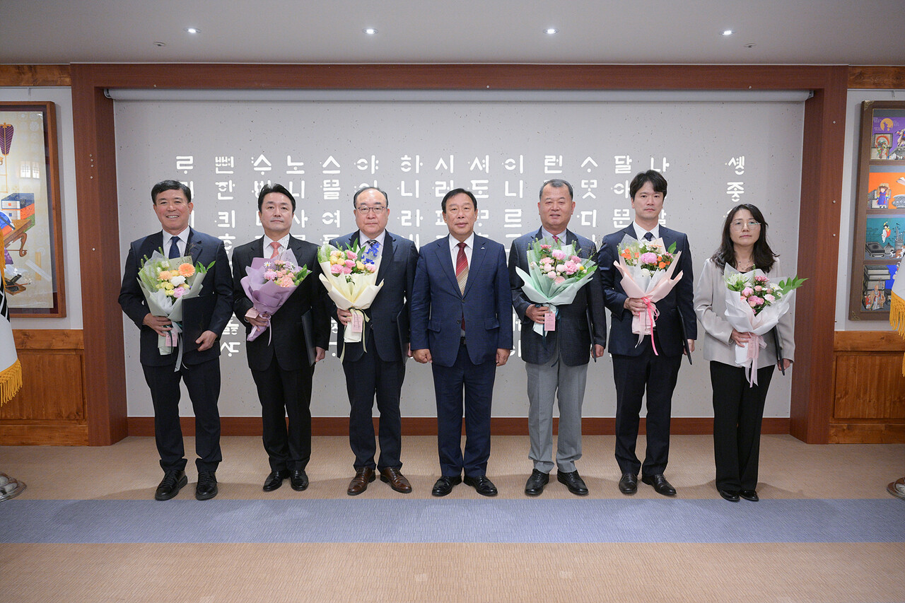 왼쪽부터 남택화 위원장, 김영식 서원대교수, 김정환 한국영상대 교수, 최민호 세종시장, 김재선 전 홍성경찰서장, 김흥주 대전세종연구원 책임연구위원, 성은정 사무처장