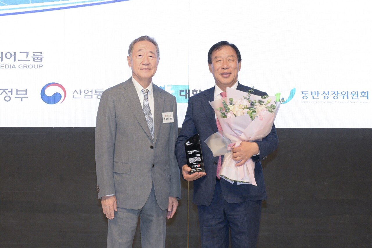 장대환 매일경제 회장(왼쪽)과 최민호 세종시장 사진제공 = 세종시