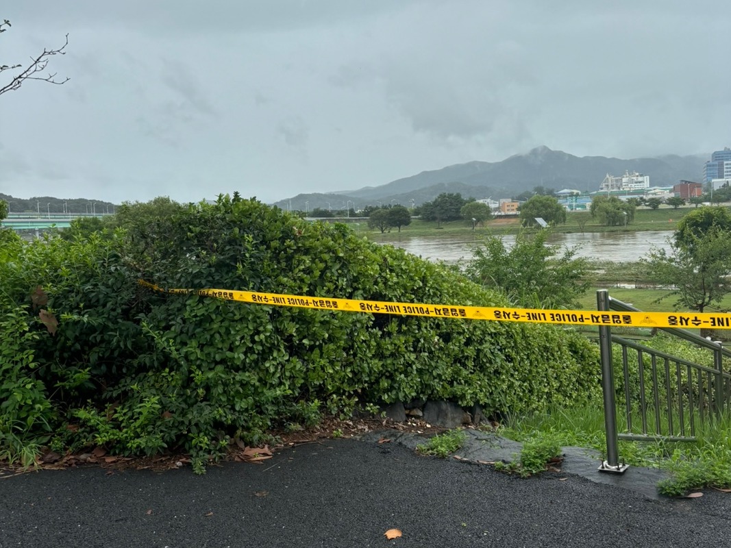 집중호우로 인해 통제된 한샘대교 인근 산책로 사진 = 윤소리 기자