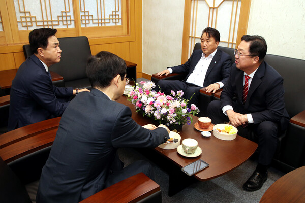 충청권 4개 시도(대전, 세종, 충북, 충남)가 청주국제공항 민간 전용 활주로 신설을 본격적으로 추진하기로 합의했다.