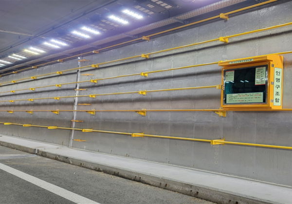 비상사다리와 인명구조함이 설치된 청주 오송 궁평2지하차도 내부 모습. 사진제공 = 충북도