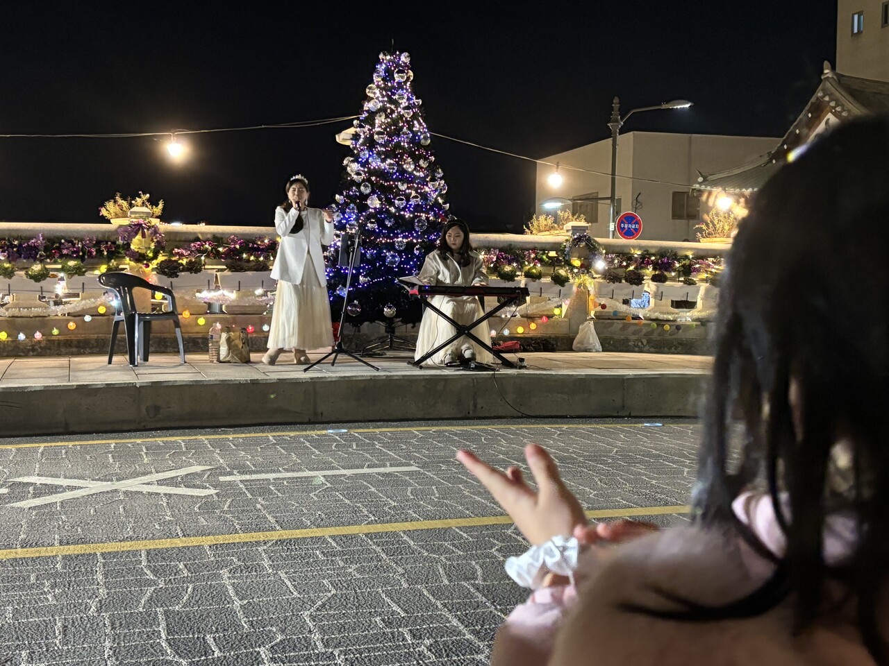 7일 오후 5시부터 시작된 공주시 감영길 공주온밤 공주페스티벌에서 한 어린이가 버스킹 공연을 보며 박수를 치고 있다. 사진 = 이성재 기자