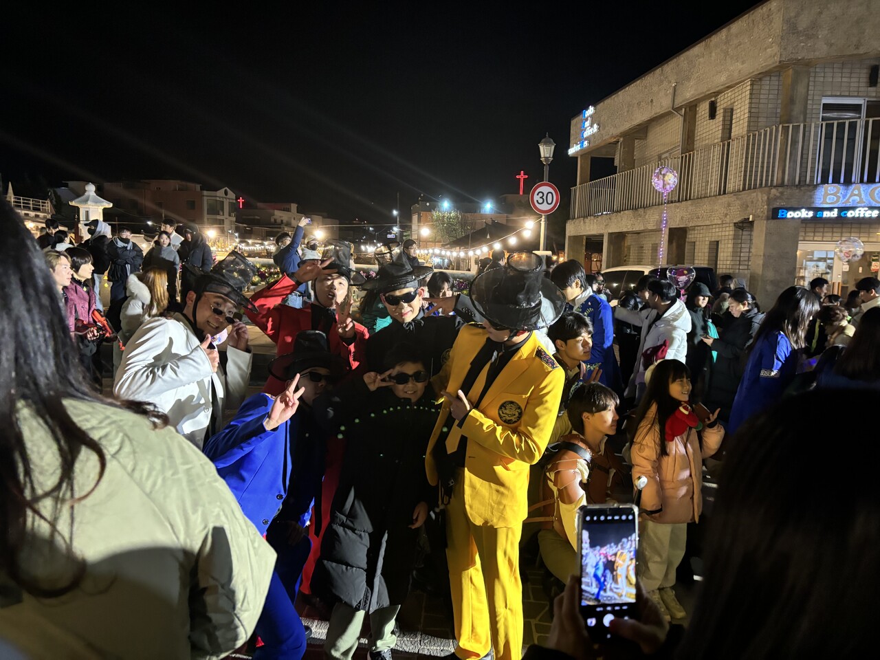  7일 공주시 감영길 일대에서 열린 공주온밤 공주페스티벌 퍼레이드를 즐긴 후 출연진과 시민들이 기념촬영을 하고 있다. 사진 =- 이성재 기자