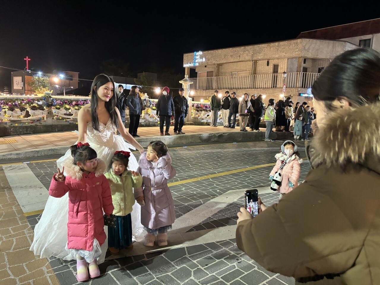 7일 공주시 감영길 일대에서 진행된 공주온밤 공주페스티벌 퍼레이드가 끝나고 공주 역할을 맡은 출연진이 어린이 관객들과 함께 기념 사진을 찍고 있다. 사진 = 이성재 기자