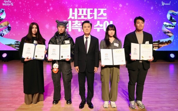 충남도는 18일 도청 문예회관에서 ‘충남 방문의 해 범도민 다짐대회와 서포터즈 발대식’을 열고, 관광 서포터즈 위촉, 충남 관광 홍보 다짐, 성화 점등식 등 다양한 행사로 관광 활성화 의지를 표명했다. 김태흠 충남지사는 충남 관광 체질 개선과 지역 축제 및 대형 행사 집중 육성을 강조했다. 