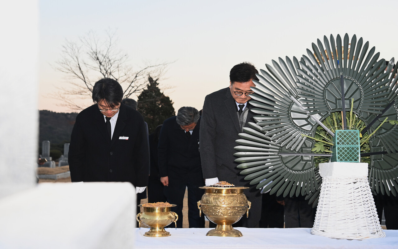 우원식 국회의장이 지난 2일 대전 유성구 국립대전현충원을 찾아 참배를 하고 있다. 사진 = 윤소리 기자