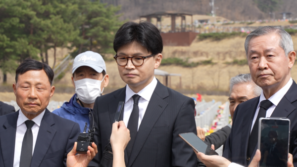 25일 대전 국립대전현충원에서 한동훈 전 국민의힘 대표가 천안함 46용사 묘역에서 참배를 마치고 기자단과 대화하고 있다. /이현정 기자