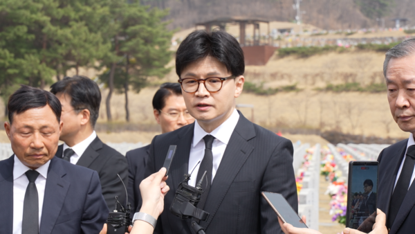 25일 대전 국립대전현충원에서 한동훈 전 국민의힘 대표가 천안함 46용사 묘역에서 참배를 마치고 기자단과 대화하고 있다. /이현정 기자