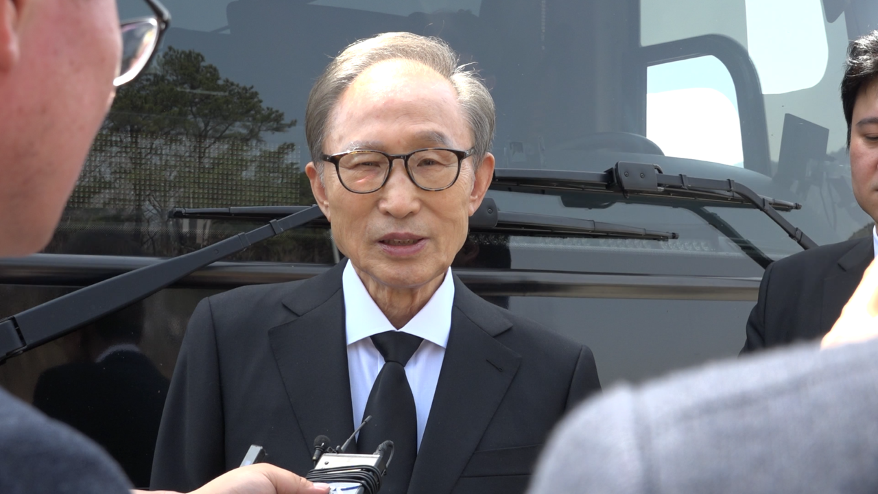 이명박 전 대통령이 26일 천안함 피격 15주기를 맞아 국립대전현충원을 참배했다. /이현정 기자