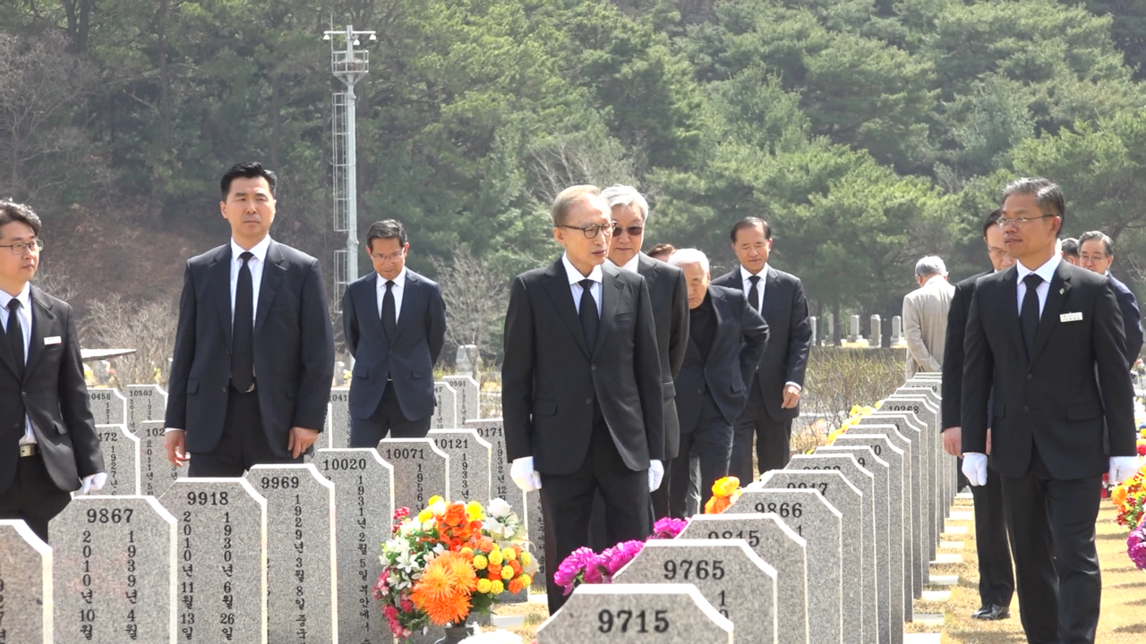 이명박 전 대통령이 26일 천안함 피격 15주기를 맞아 국립대전현충원을 참배했다. /이현정 기자
