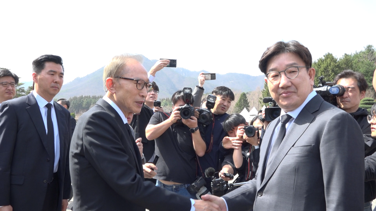 이명박 전 대통령과 권성동 국민의힘 원내대표가 26일 현충원에서 만나 이야기를 나누고 있다. /이현정 기자