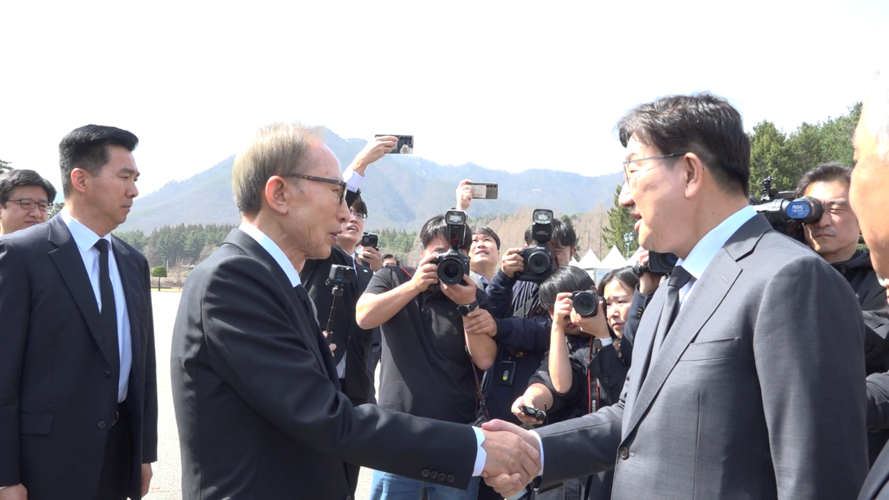 이명박 전 대통령과 권성동 국민의힘 원내대표가 26일 현충원에서 만나 이야기를 나누고 있다. /이현정 기자