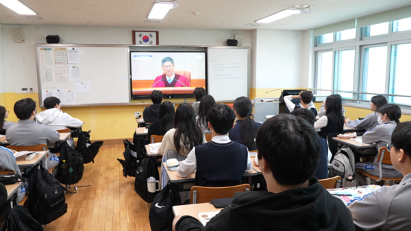 세종 소담고등학교 학생들이 4일  탄핵심판 생중계를 시청하고 있다.  사진 = 배진우 기자