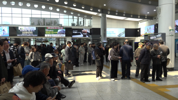 대전역을 이용하는 시민들이 4일 탄핵심판 생중계를 지켜보고 있다. 사진 = 이성재 기자