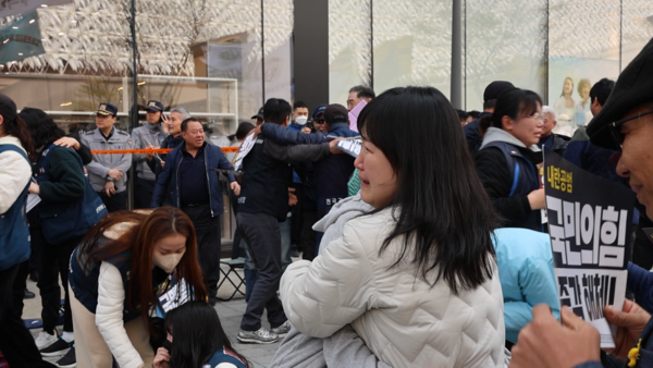 헌번재판소가 윤석열 대통령 파면을 선고하자 4일 대전 서구 은하수네거리에 모인 시민들이 기쁨의 눈물을 흘리고 있다. 사진 = 이현정 기자