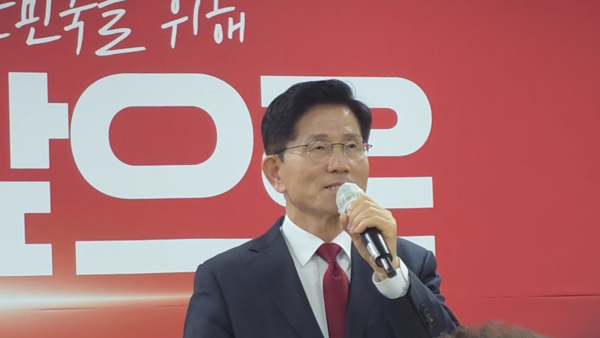 김문수 국민의힘 대선 후보는 12일 공식 선거운동을 시작하며 충청권으로 발걸음을 옮겼다. 이날 김 후보는 새벽 서울 송파 가락시장에서 상인들과의 인사 후, 국립대전현충원을 방문해 제2연평해전과 천안함 전사자 묘역을 참배하며 보수 진영의 안보 행보를 강조했다. 참배 후, 대전시당에서 열린 충청권 선거대책위원회 출정식에서는 CTX 고속철도 건설, 대전 보훈파크 조성 등 충청권 특화 공약을 발표하며 지역 민심을 공략했다.  사진 = 이성재 기자