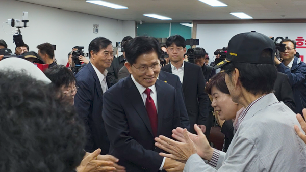 김문수 국민의힘 대선 후보는 12일 공식 선거운동을 시작하며 충청권으로 발걸음을 옮겼다. 이날 김 후보는 새벽 서울 송파 가락시장에서 상인들과의 인사 후, 국립대전현충원을 방문해 제2연평해전과 천안함 전사자 묘역을 참배하며 보수 진영의 안보 행보를 강조했다. 참배 후, 대전시당에서 열린 충청권 선거대책위원회 출정식에서는 CTX 고속철도 건설, 대전 보훈파크 조성 등 충청권 특화 공약을 발표하며 지역 민심을 공략했다. /이성재 기자