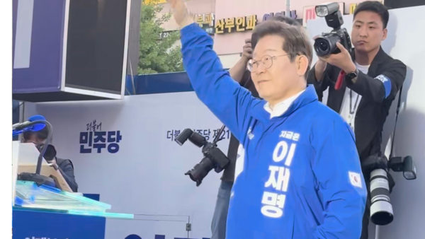 이재명 더불어민주당 대선 후보는 12일 공식 선거운동의 첫날, 서울 광화문 청계광장에서 출정식을 연 뒤 경기 성남 판교와 화성 동탄을 잇는 수도권 과학기술 벨트를 순회했다. 이 후보는 이날 오후 늦게 대전 으능정이 거리로 이동해 유세를 이어갔다.더불어민주당은 판교, 동탄, 대전을 잇는 'K-이니셔티브 벨트'를 전면에 내세워, 반도체와 인공지능, 바이오 분야에서 국가 주도 혁신을 추진하겠다는 구상을 부각시킬 계획이다. 이 후보는 과학기술 중심의 국가 발전을 강조하며, 첨단 산업을 통한 경제 성장과 일자리 창출을 주요 공약으로 내세웠다. 이날 유세에서 이 후보는 충청권 유권자들에게 "미래를 위한 혁신적 변화가 필요하다"며 지지를 호소했다. 사진 = 이성재 기자