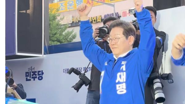 이재명 더불어민주당 대선 후보는 12일 공식 선거운동의 첫날, 서울 광화문 청계광장에서 출정식을 연 뒤 경기 성남 판교와 화성 동탄을 잇는 수도권 과학기술 벨트를 순회했다. 이 후보는 이날 오후 늦게 대전 으능정이 거리로 이동해 유세를 이어갔다.더불어민주당은 판교, 동탄, 대전을 잇는 'K-이니셔티브 벨트'를 전면에 내세워, 반도체와 인공지능, 바이오 분야에서 국가 주도 혁신을 추진하겠다는 구상을 부각시킬 계획이다. 이 후보는 과학기술 중심의 국가 발전을 강조하며, 첨단 산업을 통한 경제 성장과 일자리 창출을 주요 공약으로 내세웠다. 이날 유세에서 이 후보는 충청권 유권자들에게 "미래를 위한 혁신적 변화가 필요하다"며 지지를 호소했다. 사진 = 이성재 기자