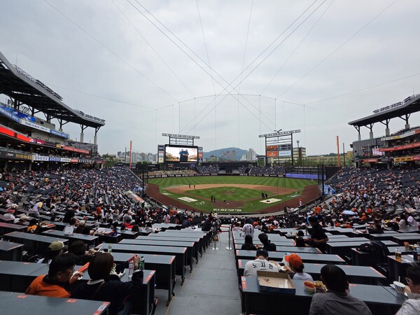 한화이글스와 롯데자이언츠의 경기가 열린 23일 경기를 보기 위해 모인 관람객들이 대전한화생명볼파크를 가득 채웠다. 한화이글스는 이날 경기 티켓을 포함해 홈 경기 매진을 19회 기록하며  팬들의 사랑을 받고 있다. /이성재 기자