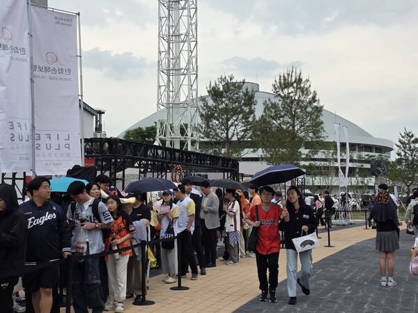 한화이글스와 롯데자이언츠의 경기가 열린 23일 경기를 보기 위해 모인 관람객들이 대전한화생명볼파크를 가득 채웠다. 한화이글스는 이날 경기 티켓을 포함해 홈 경기 매진을 19회 기록하며  팬들의 사랑을 받고 있다. /이성재 기자