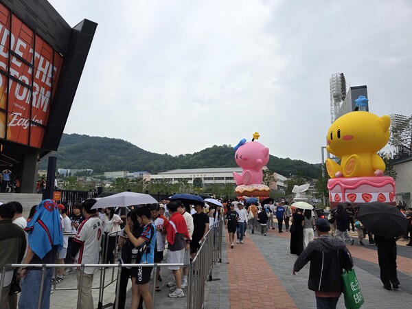 한화이글스와 롯데자이언츠의 경기가 열린 23일 경기를 보기 위해 모인 관람객들이 대전한화생명볼파크를 가득 채웠다. 한화이글스는 이날 경기 티켓을 포함해 홈 경기 매진을 19회 기록하며  팬들의 사랑을 받고 있다. /이성재 기자