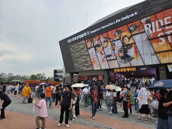 한화이글스와 롯데자이언츠의 경기가 열린 23일 경기를 보기 위해 모인 관람객들이 대전한화생명볼파크를 가득 채웠다. 한화이글스는 이날 경기 티켓을 포함해 홈 경기 매진을 19회 기록하며  팬들의 사랑을 받고 있다. /이성재 기자