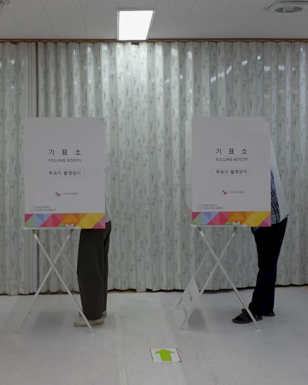 28일 사전투표소를 찾은 유권자들이 질서를 지키면서 투표에 참여하고 있다. /이성재 기자 